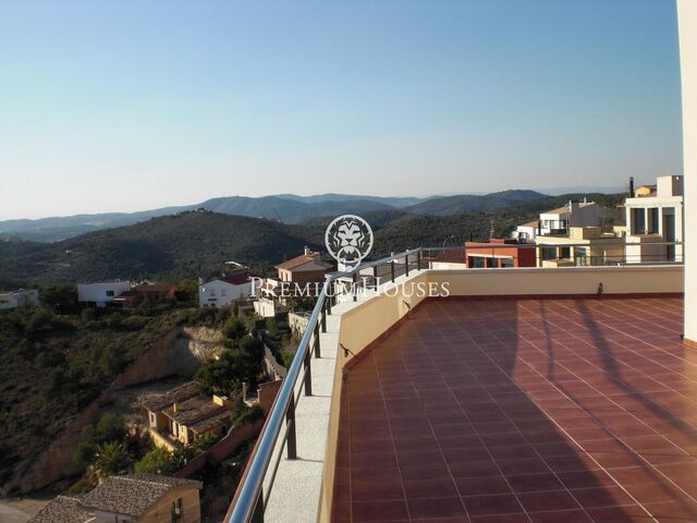Casa independiente con piscina y vistas despejadas en Quint Mar