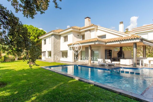 Detached house for sale with swimming pool and sea views