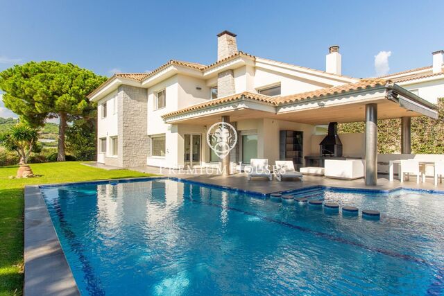 Detached house for sale with swimming pool and sea views