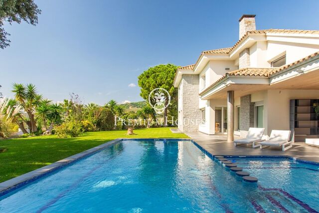 Detached house for sale with swimming pool and sea views