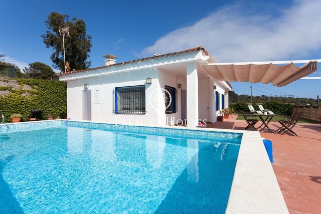 Casa amb encant, piscina i vistes a la mar, en un entorn natural prop de Sant Pol de Mar