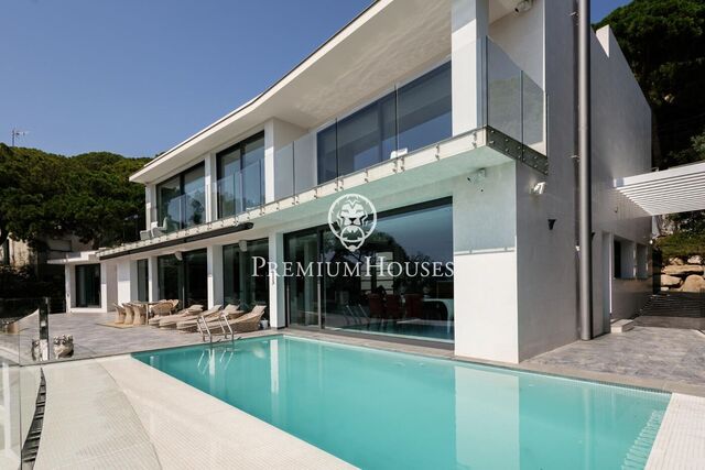 House for sale in Cabrils. Spectacular views of the sea.