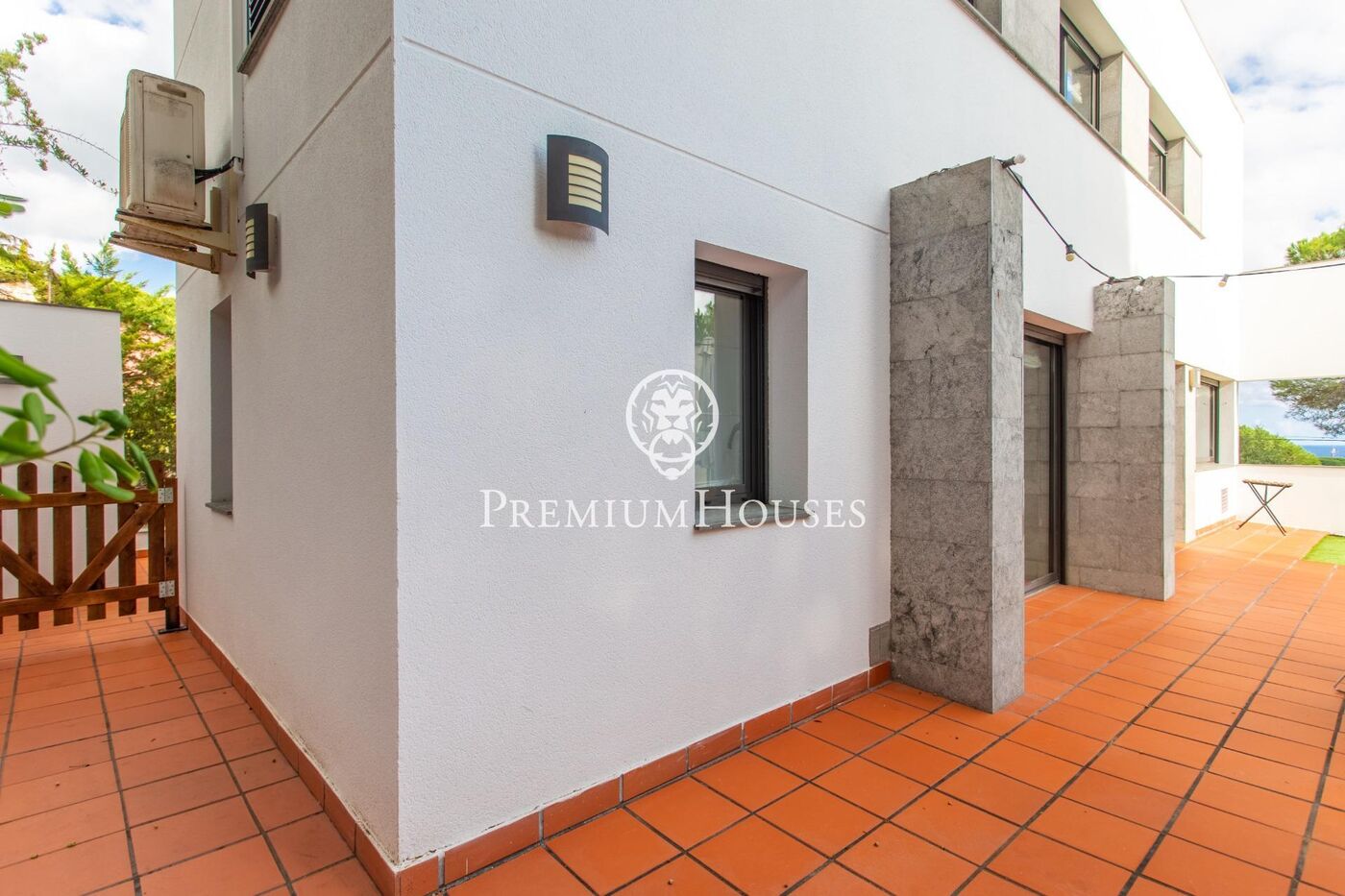 Casa de diseño minimalista con vistas al mar  en Sant Vicenç de Montalt