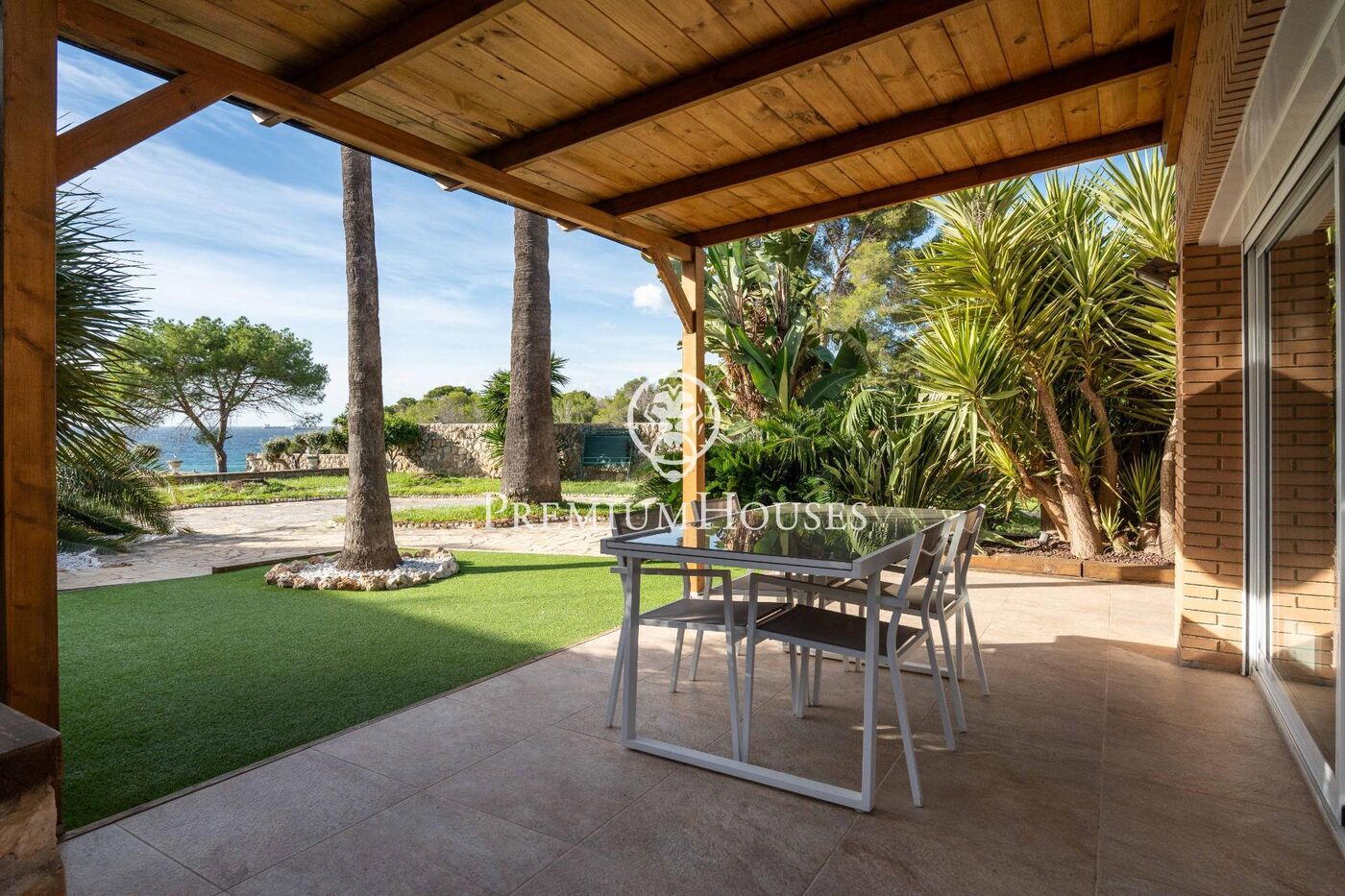 Casa independent en primera línia de mar en Urbanizacions de Llevant