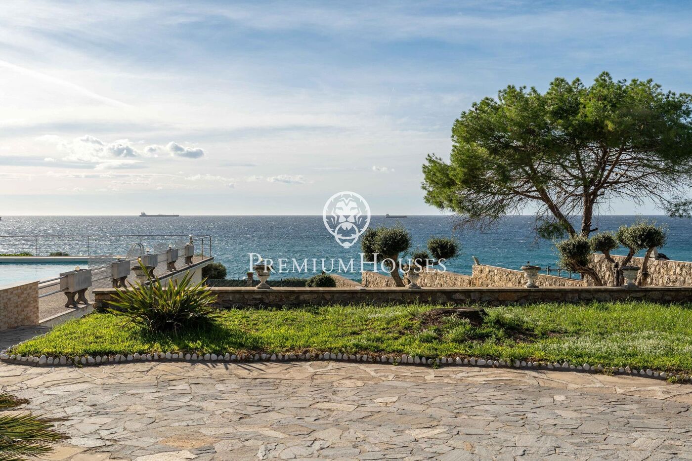 Casa independent en primera línia de mar en Urbanizacions de Llevant