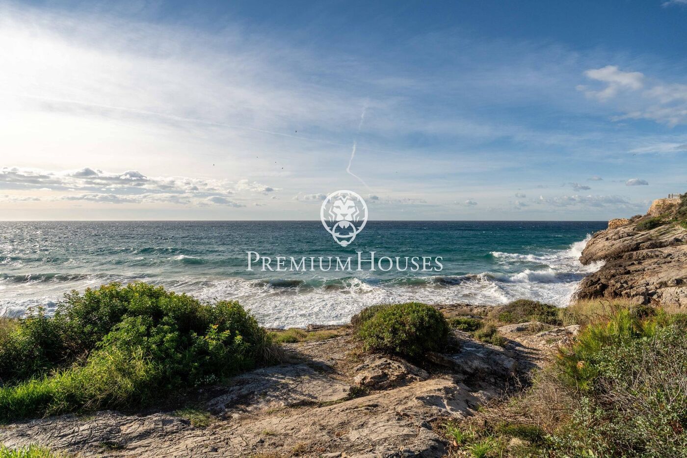 Casa independent en primera línia de mar en Urbanizacions de Llevant