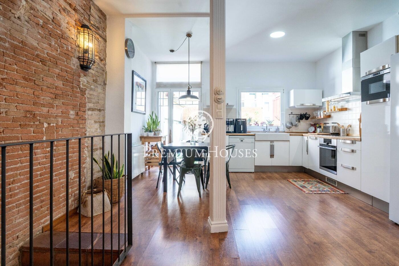 House with Terrace and Garage in the center
