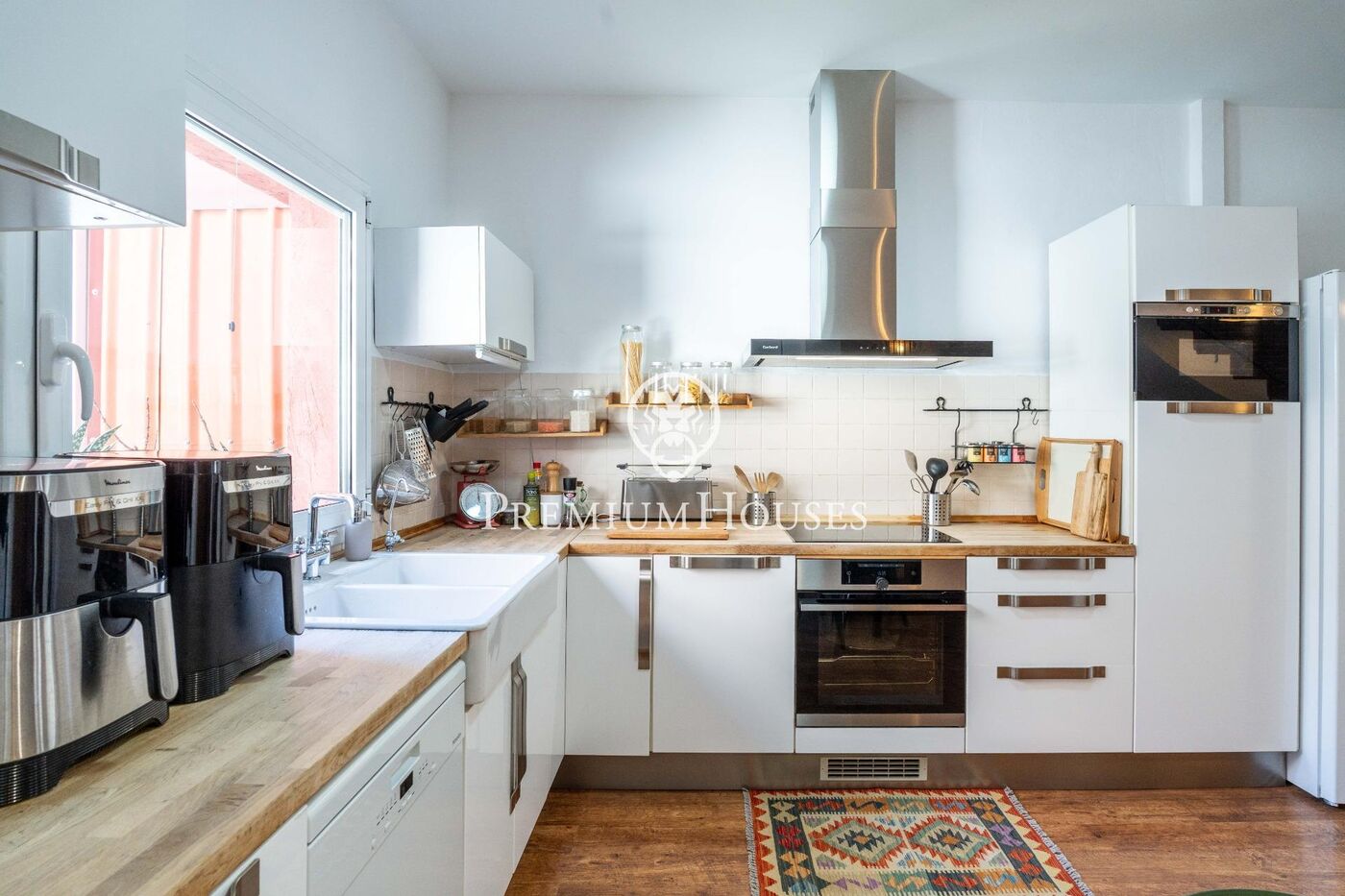 House with Terrace and Garage in the center