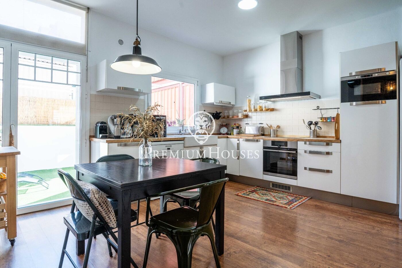 House with Terrace and Garage in the center