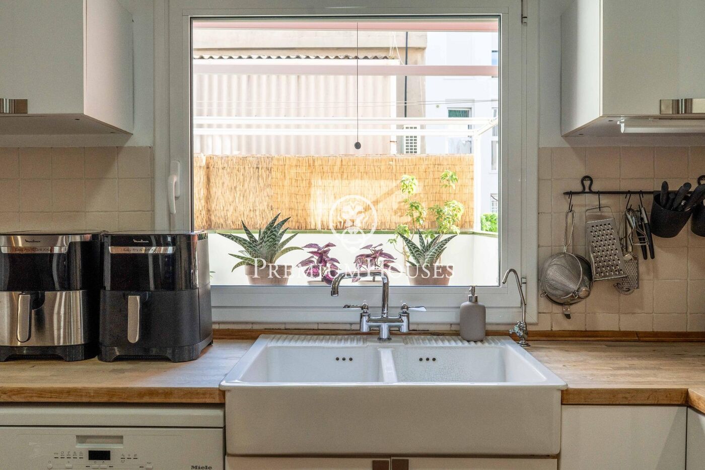 House with Terrace and Garage in the center