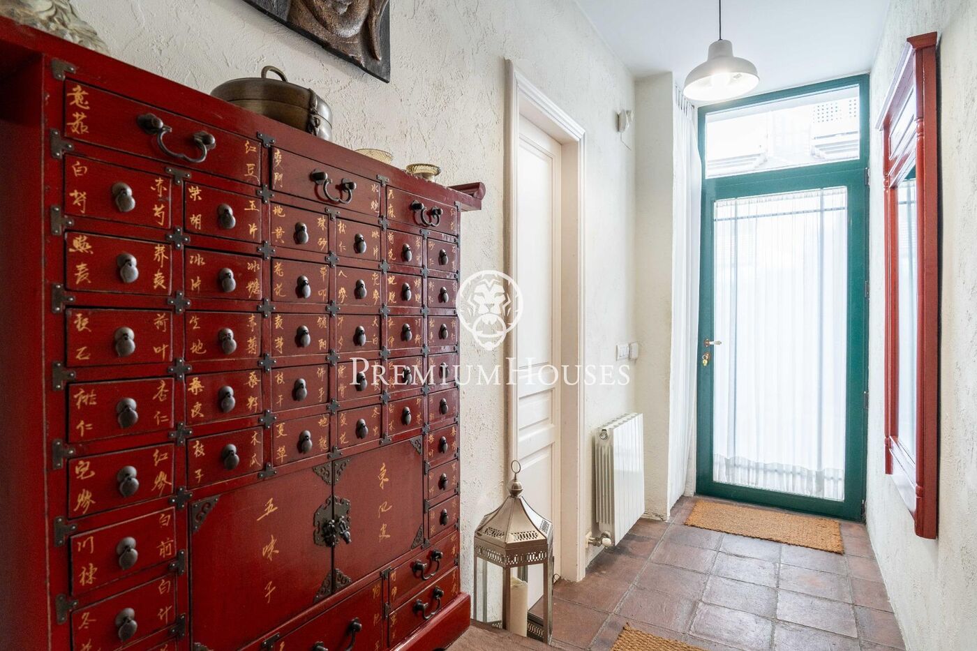 House with Terrace and Garage in the center