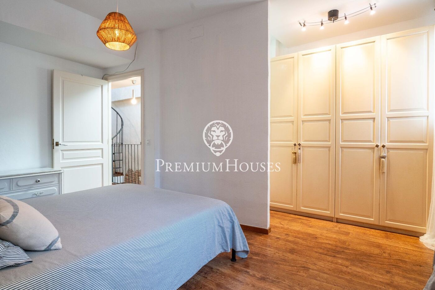 House with Terrace and Garage in the center