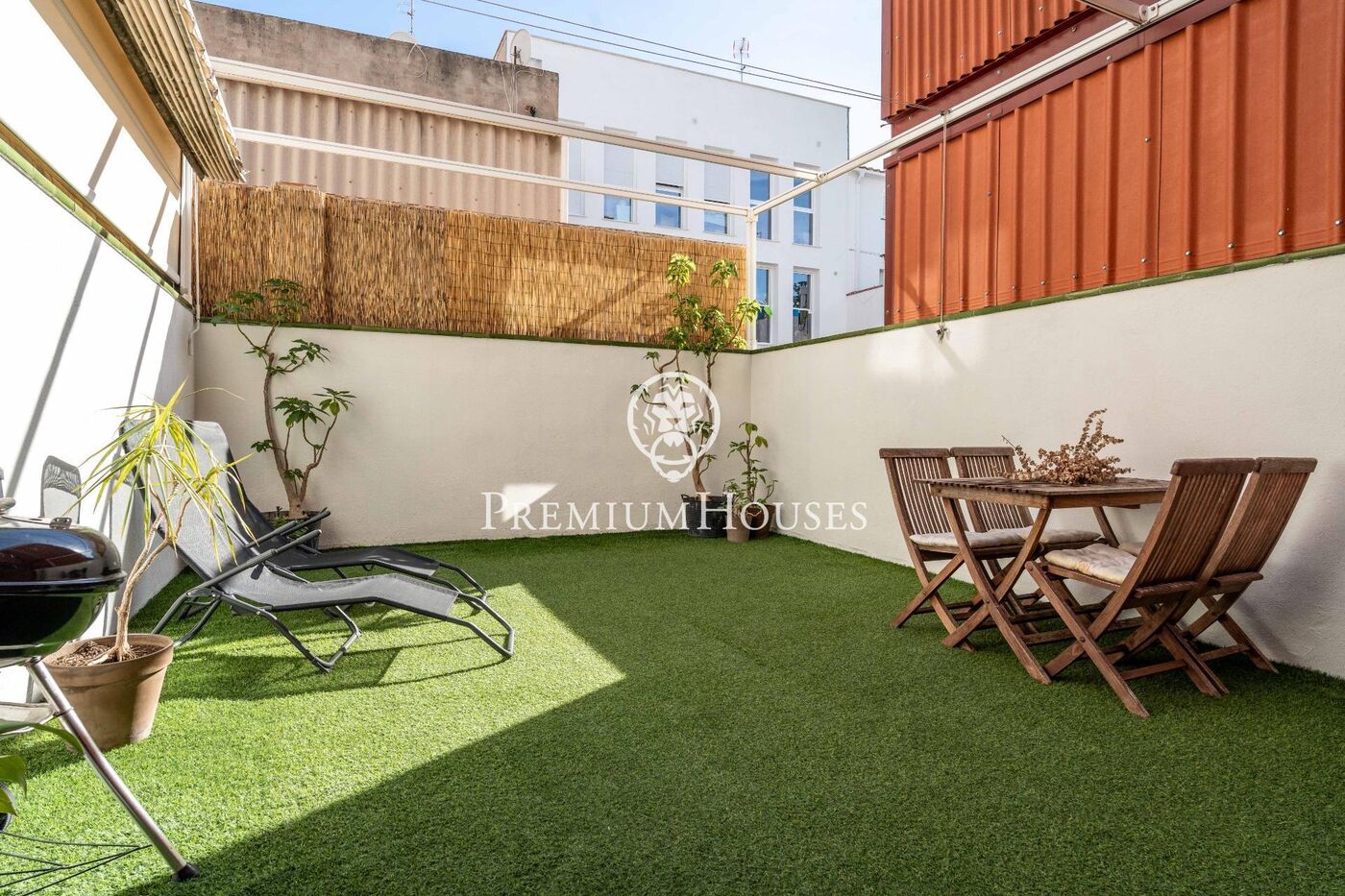 House with Terrace and Garage in the center