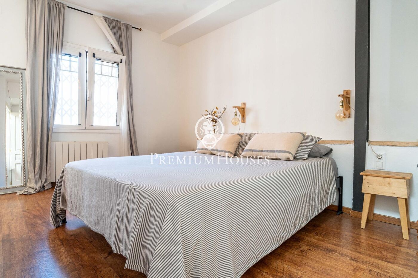 House with Terrace and Garage in the center