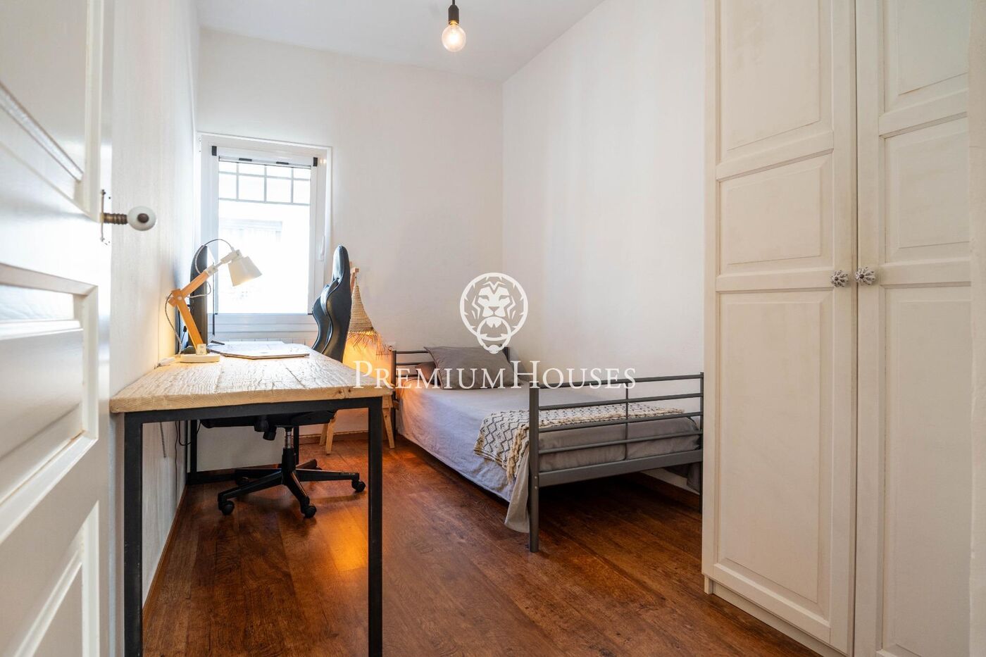 House with Terrace and Garage in the center