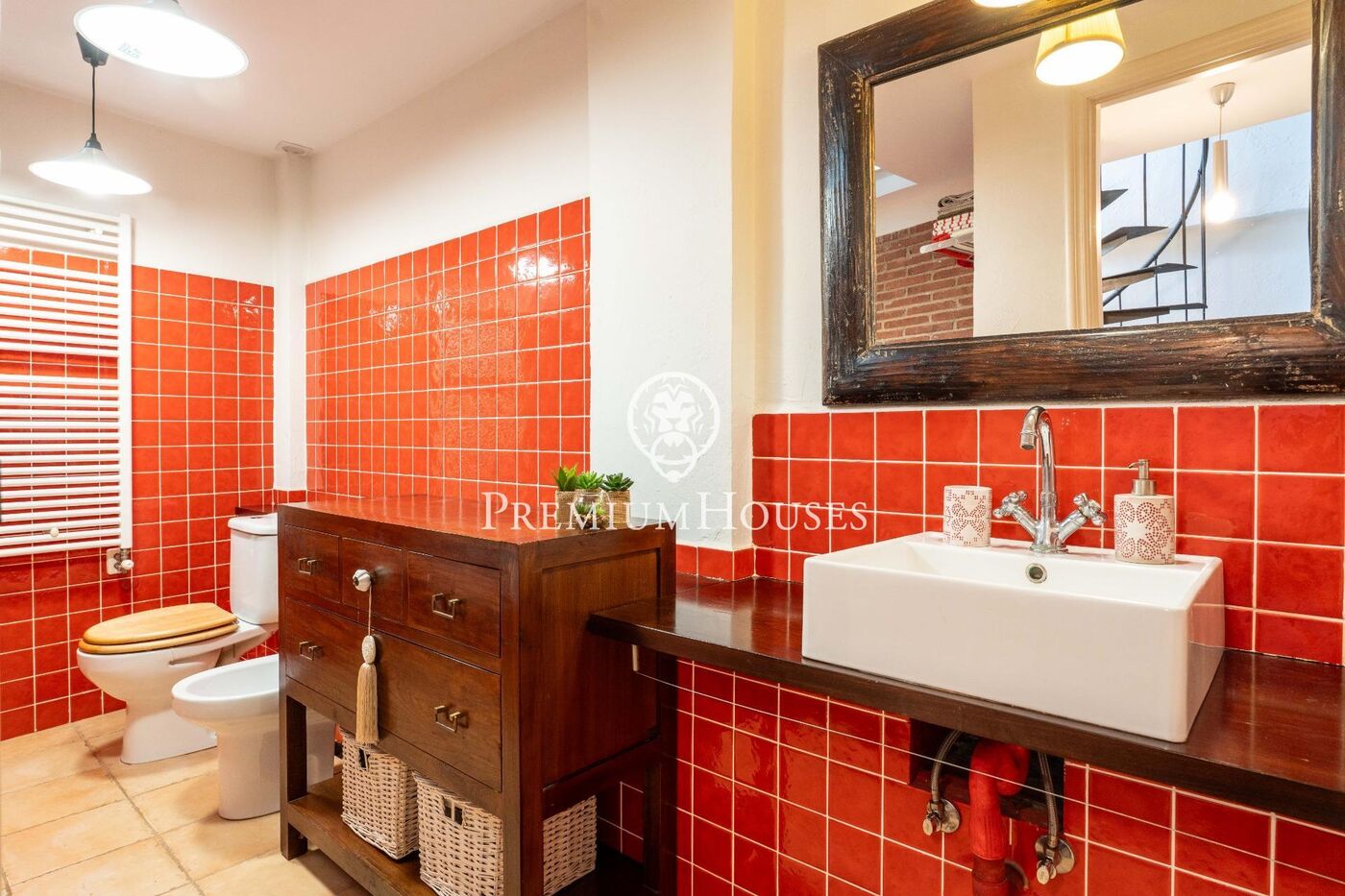 House with Terrace and Garage in the center