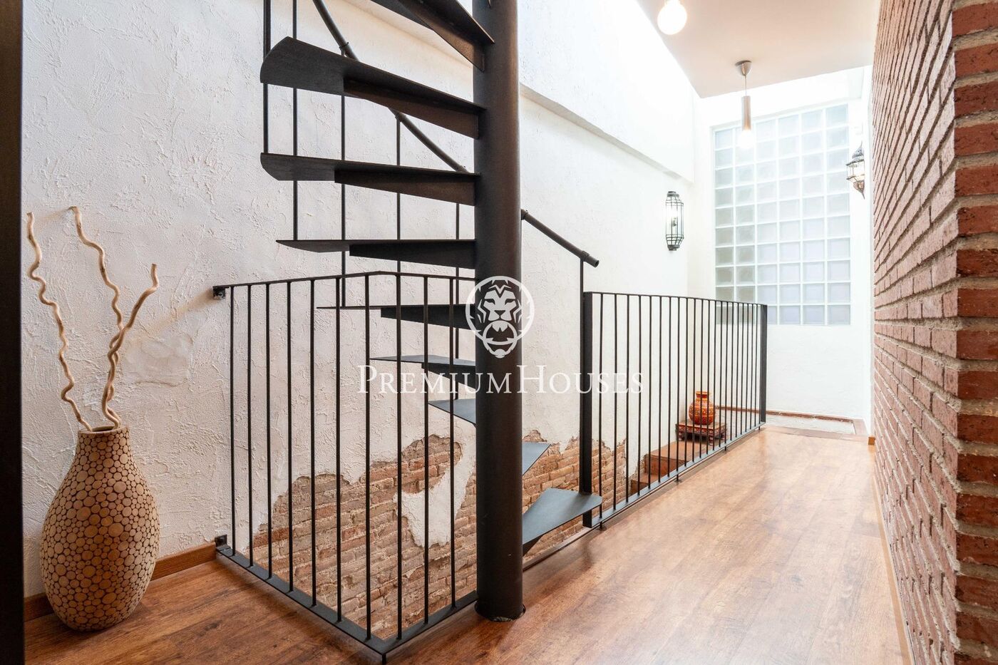 House with Terrace and Garage in the center