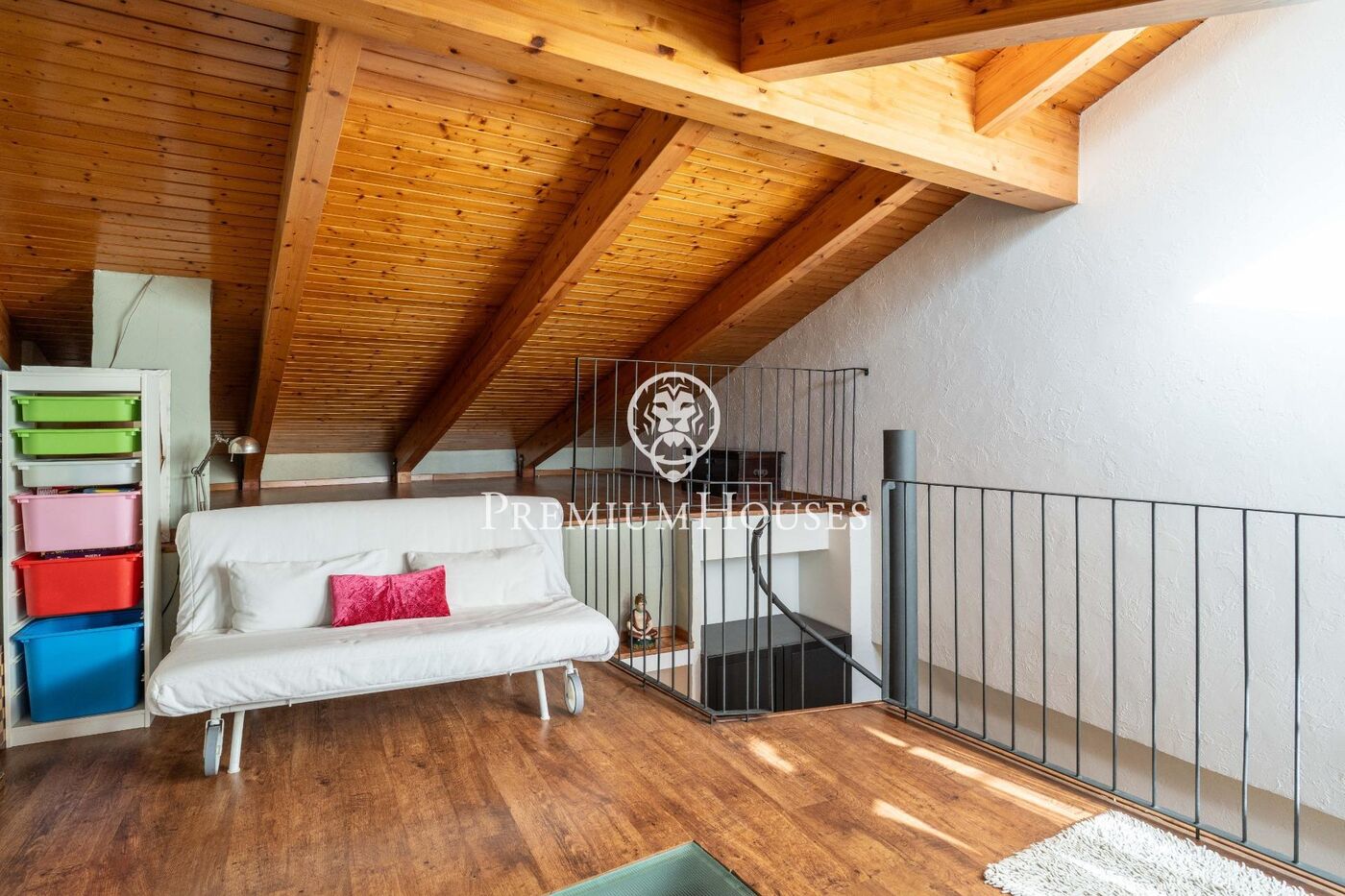 House with Terrace and Garage in the center