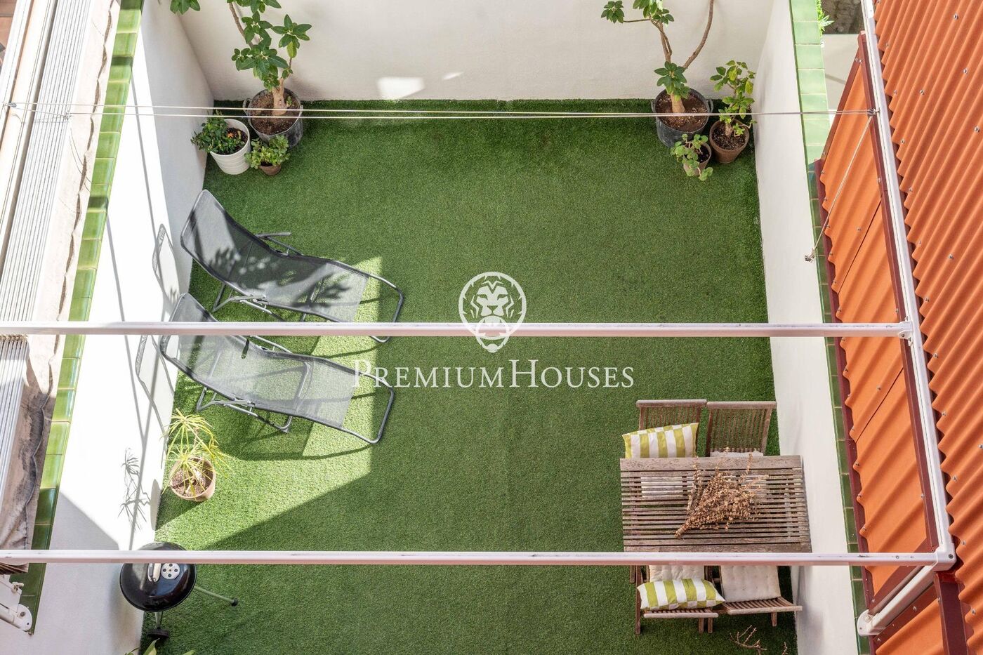 House with Terrace and Garage in the center