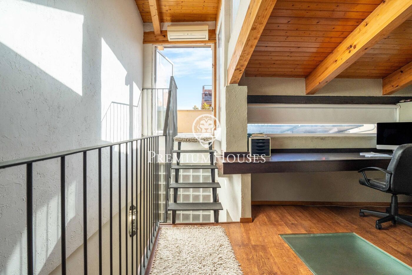 House with Terrace and Garage in the center