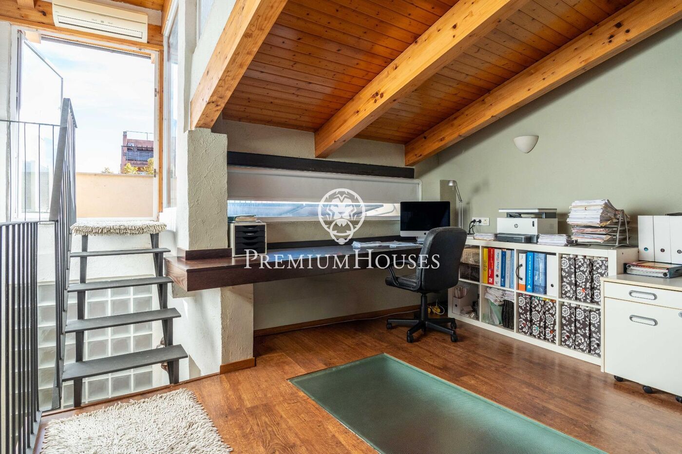 House with Terrace and Garage in the center