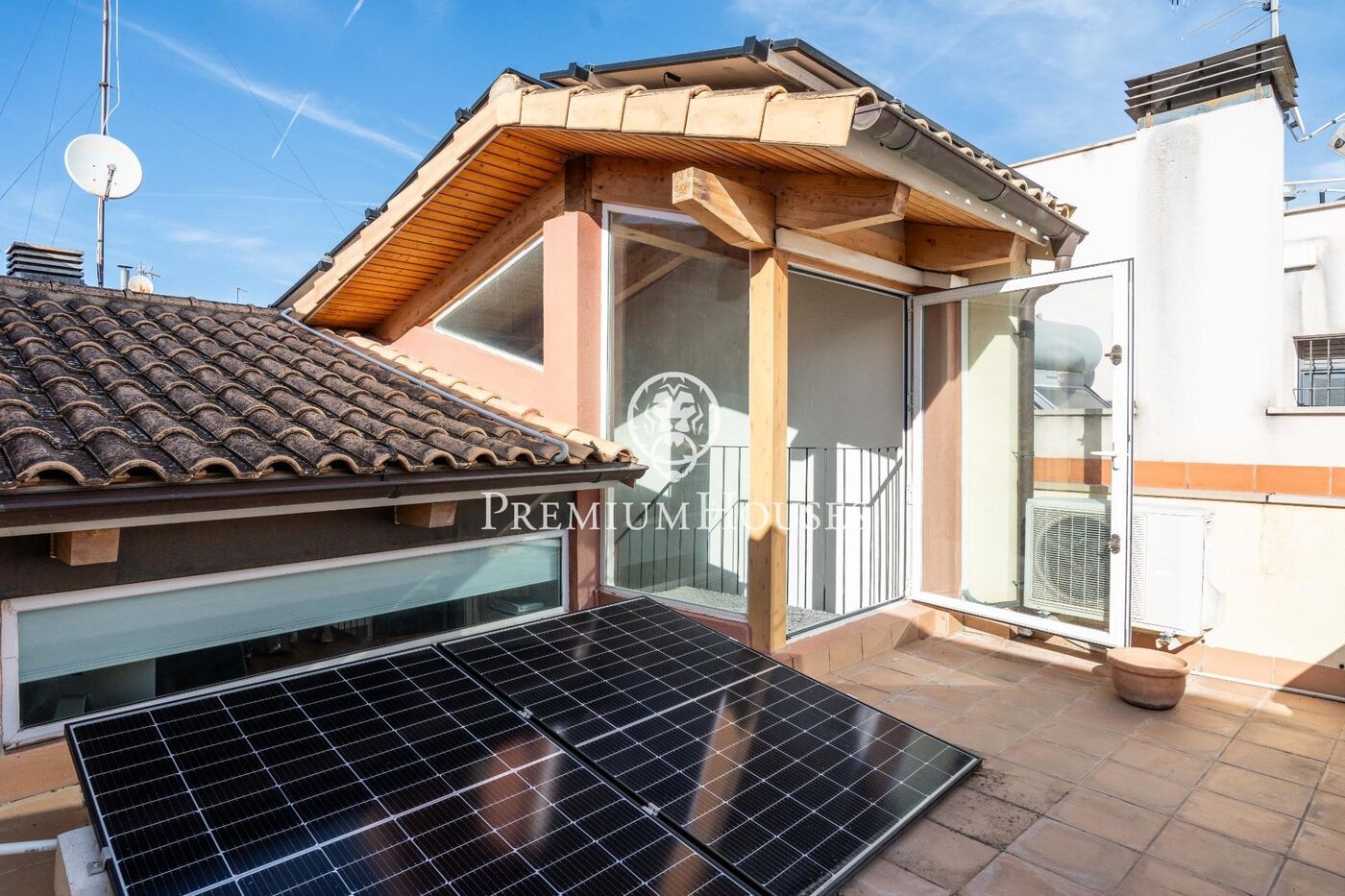 House with Terrace and Garage in the center