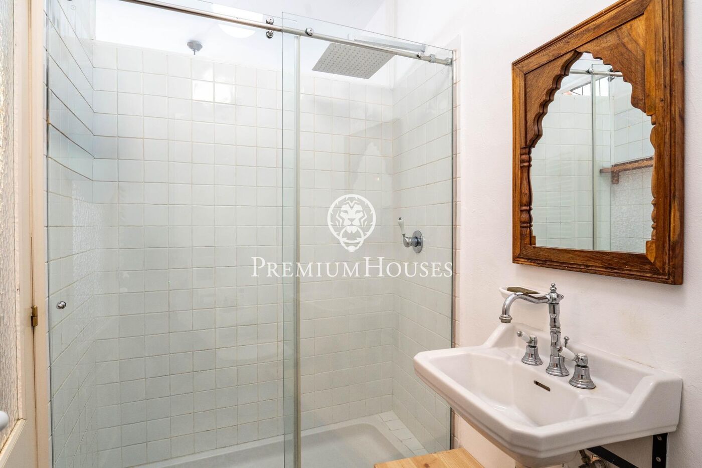 House with Terrace and Garage in the center