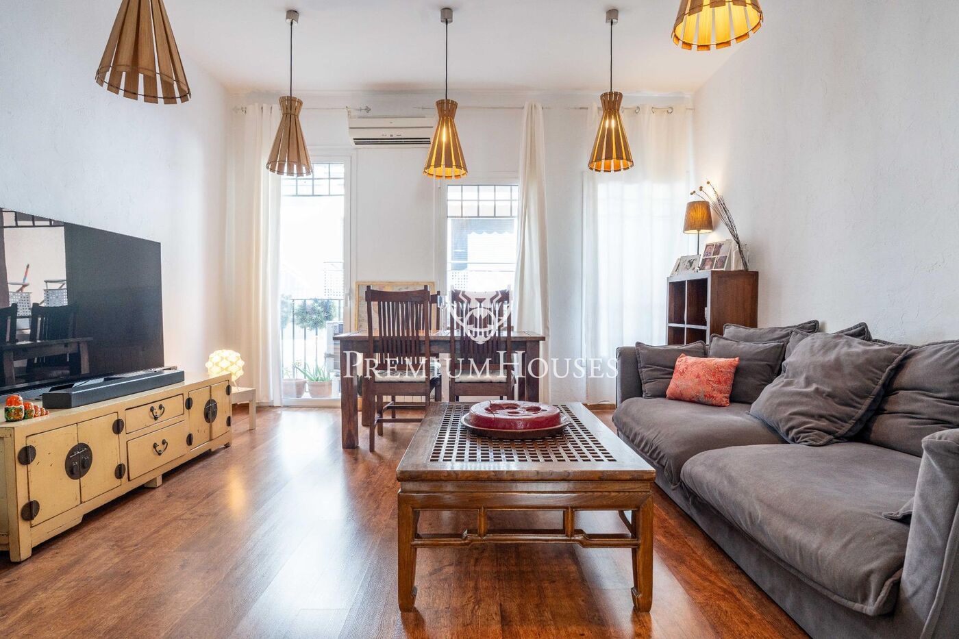 House with Terrace and Garage in the center