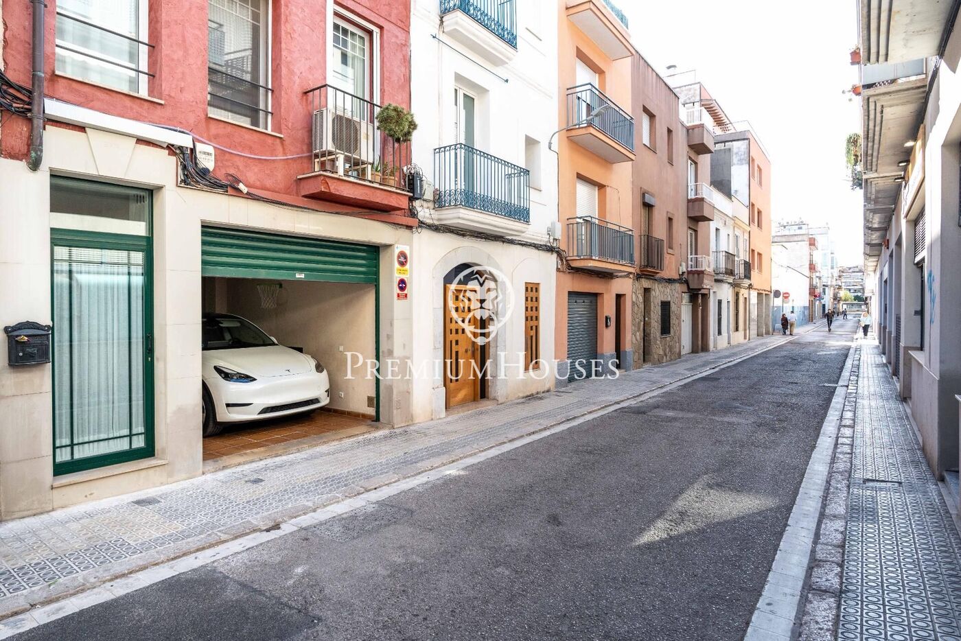House with Terrace and Garage in the center
