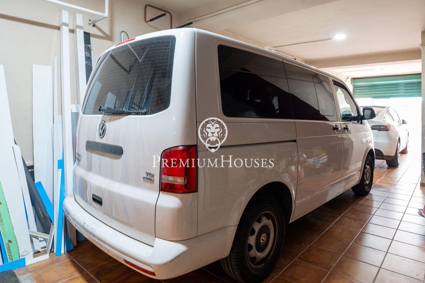 House with Terrace and Garage in the center