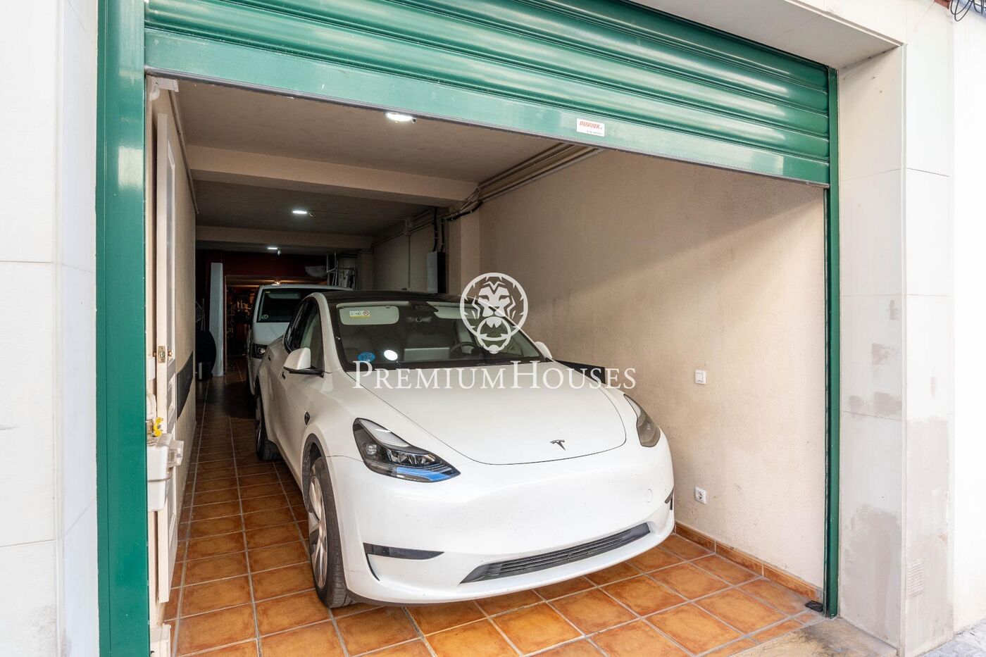 House with Terrace and Garage in the center