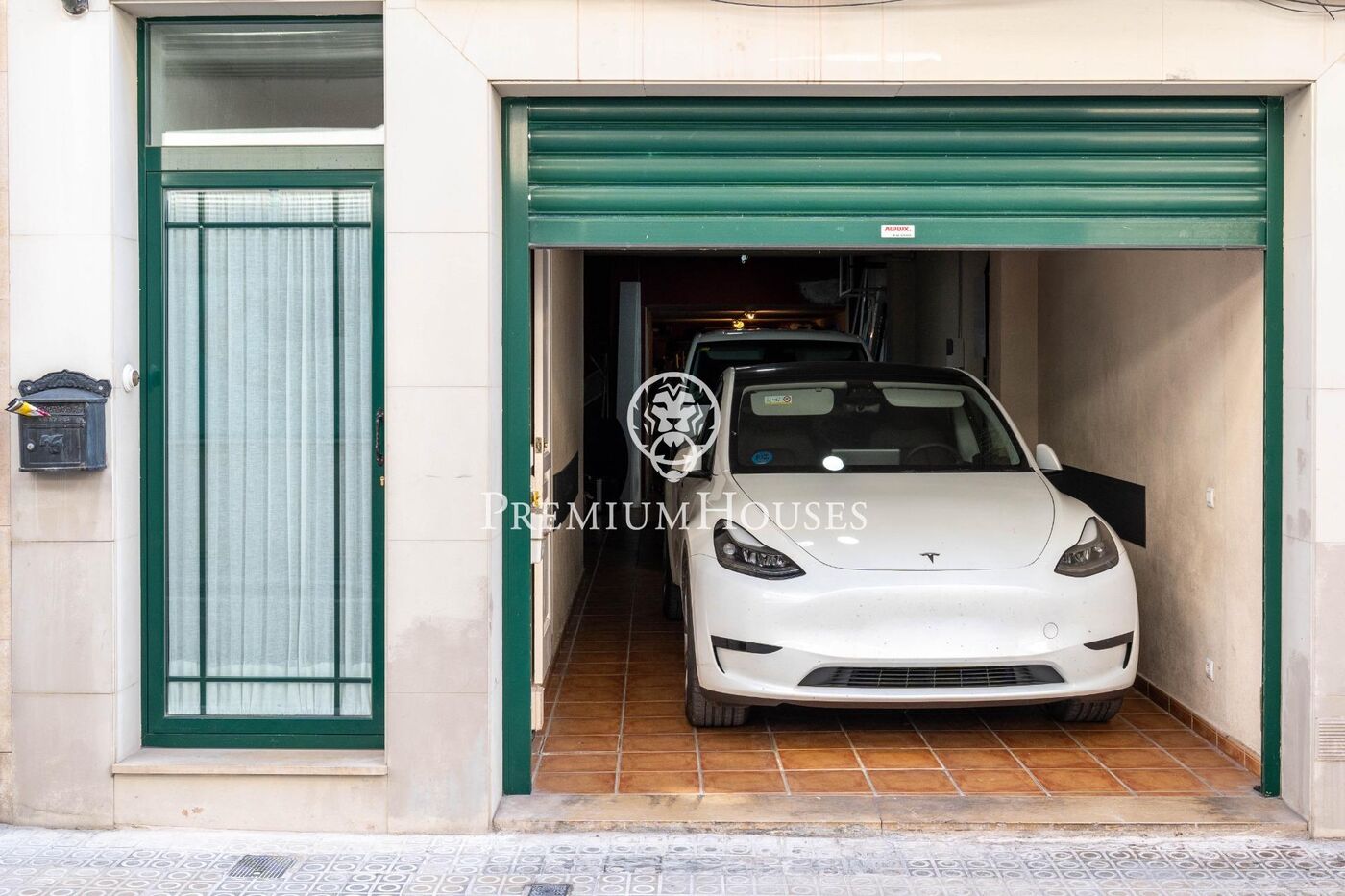 House with Terrace and Garage in the center