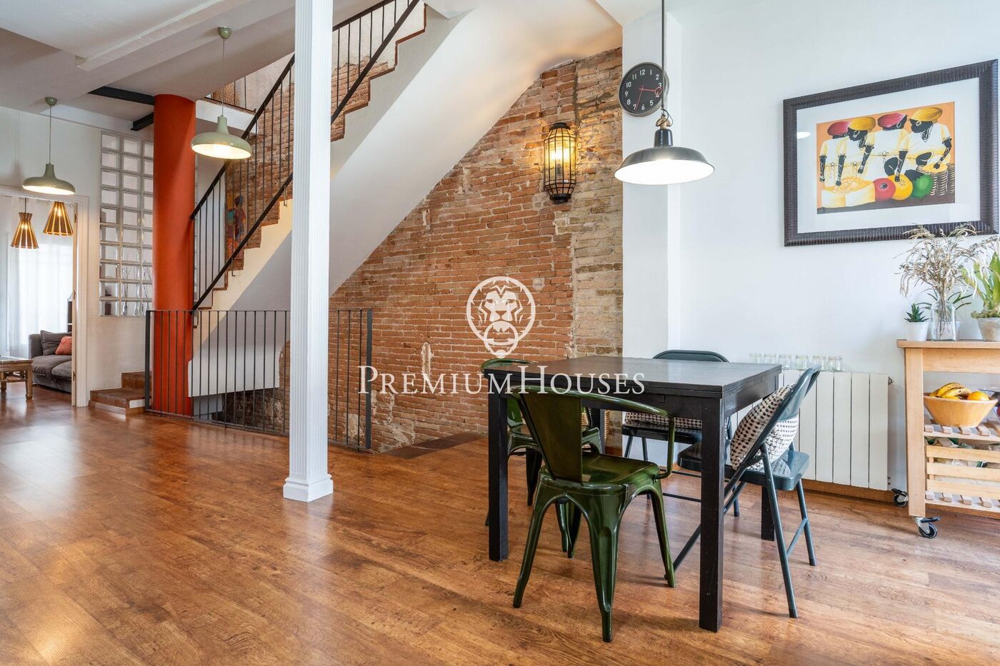 House with Terrace and Garage in the center