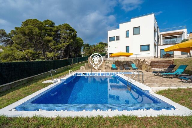 Casa con piscina en primera línea de mar en els Munts