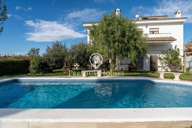 Casa independiente con jardín y piscina en Santa María