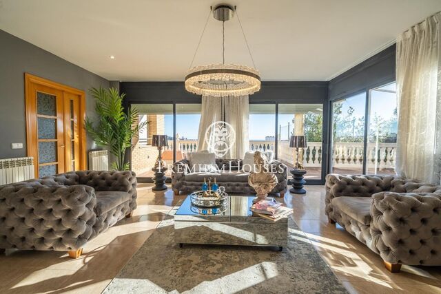 Chalet en venta con ascensor, piscina y grandes espacios en Canet de Mar