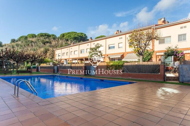 Adosado impecable con jardín y piscina comunitaria a pocos minutos del mar en Calella de Mar
