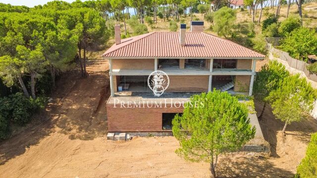Venta de Terreno con vistas al pueblo y a la montaña en Sant Andreu de Llavaneras