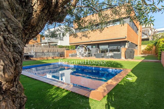Casa independent en venda amb piscina privada a Teià