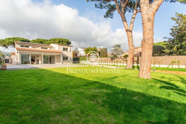 Casa en alquiler en Sant Andreu de Llavaneres en parcela totalmente plana