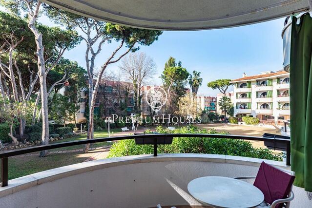 Piso reformado con piscina y jardín comunitario en Gavá Mar