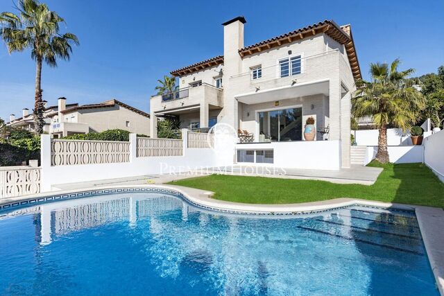 Adosado con piscina y jardín en Levantina