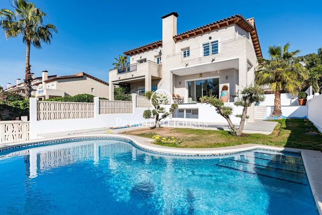 Adosado reformado con piscina y jardín en Levantina