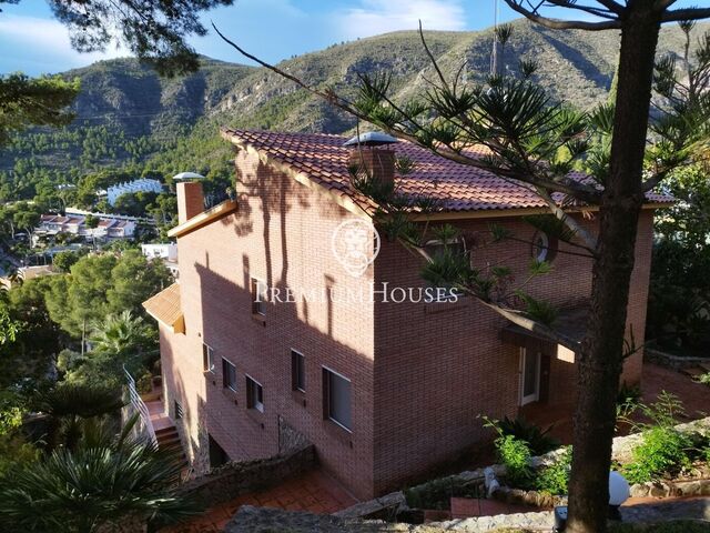 Casa independent amb piscina, jardí i vistes clares a El Poal