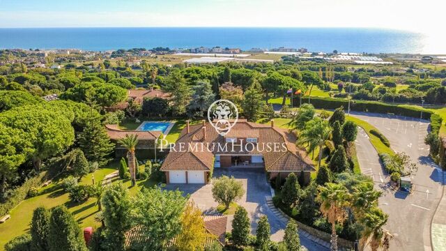 Espectacular casa con vistas al mar y al golf en Llavaneres