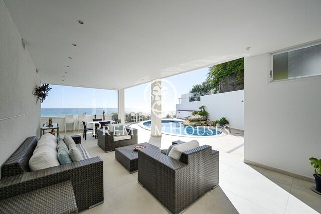 Exclusive renovated house with sea views and tourist licence for sale in the centre of Canet de Mar