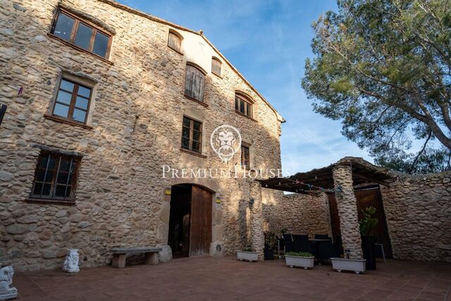 Masía de piedra con jardín en Valls
