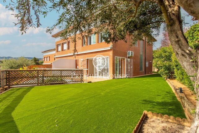 Casa esquinera con piscina comunitaria y preciosas vistas al mar