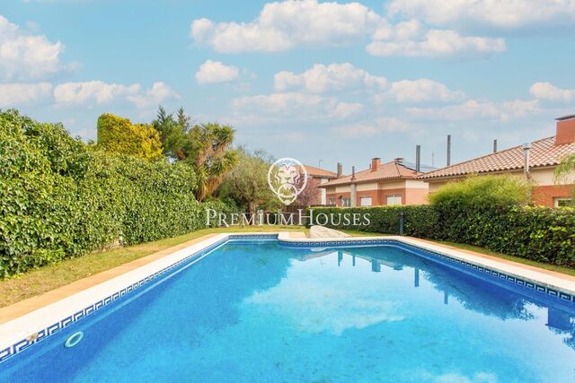 Casa esquinera con piscina comunitaria y preciosas vistas al mar