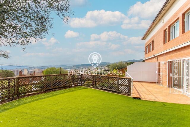 Casa esquinera con piscina comunitaria y preciosas vistas al mar